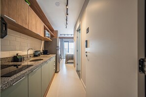 Classic Studio | Private kitchen | Microwave, stovetop, cookware/dishes/utensils - Nik Perdizes (São Paulo)