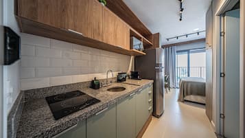 Classic Studio | Private kitchen | Microwave, stovetop, cookware/dishes/utensils