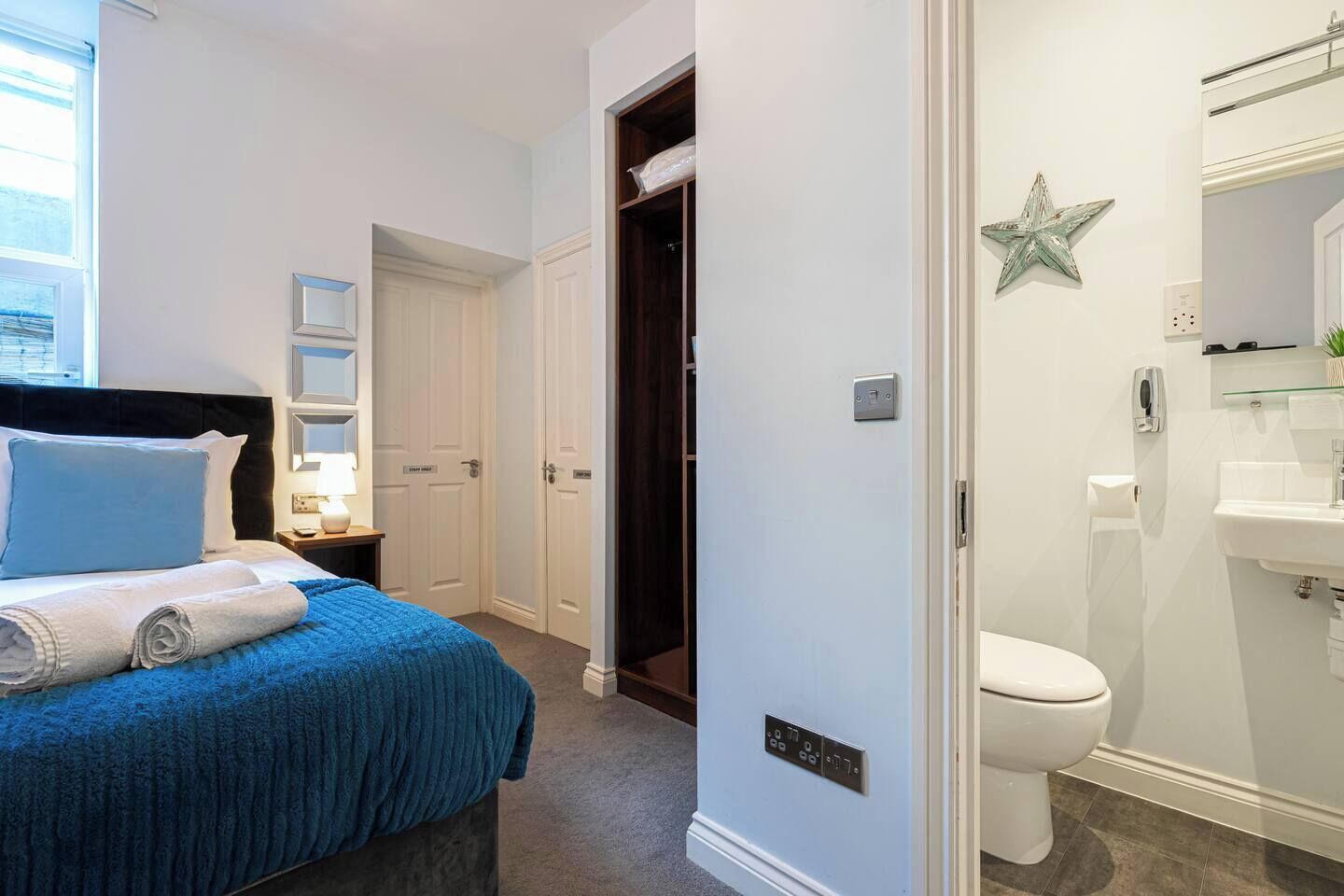 1 bedroom, bed sheets