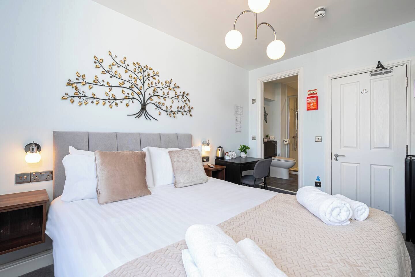 1 bedroom, bed sheets
