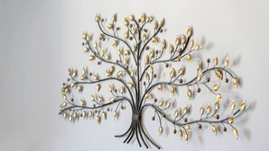 Eine an der Wand befestigte Metallskulptur eines Baumes mit Ästen und Blättern.