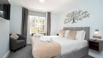 1 bedroom, bed sheets