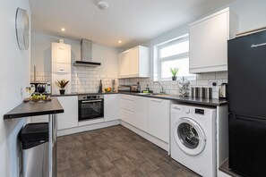 Microwave, cookware/dishes/utensils - 4 Bed - St James’ House by Smart Welcomes (Plymouth)