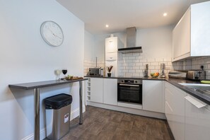 Microwave, cookware/dishes/utensils - 4 Bed - St James’ House by Smart Welcomes (Plymouth)