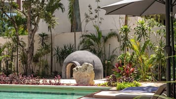 Una piscina al aire libre