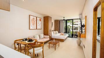 Luxury-Apartment, Poolblick | Wohnbereich