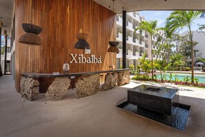 Una piscina al aire libre