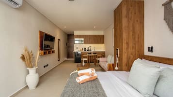 Departamento de lujo, vista a la alberca | Caja de seguridad en la habitación y espacio para trabajar con laptop