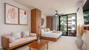Una habitación de hotel moderna con un sofá de madera, una cama, una mesa de centro y un balcón con vistas a la ciudad.