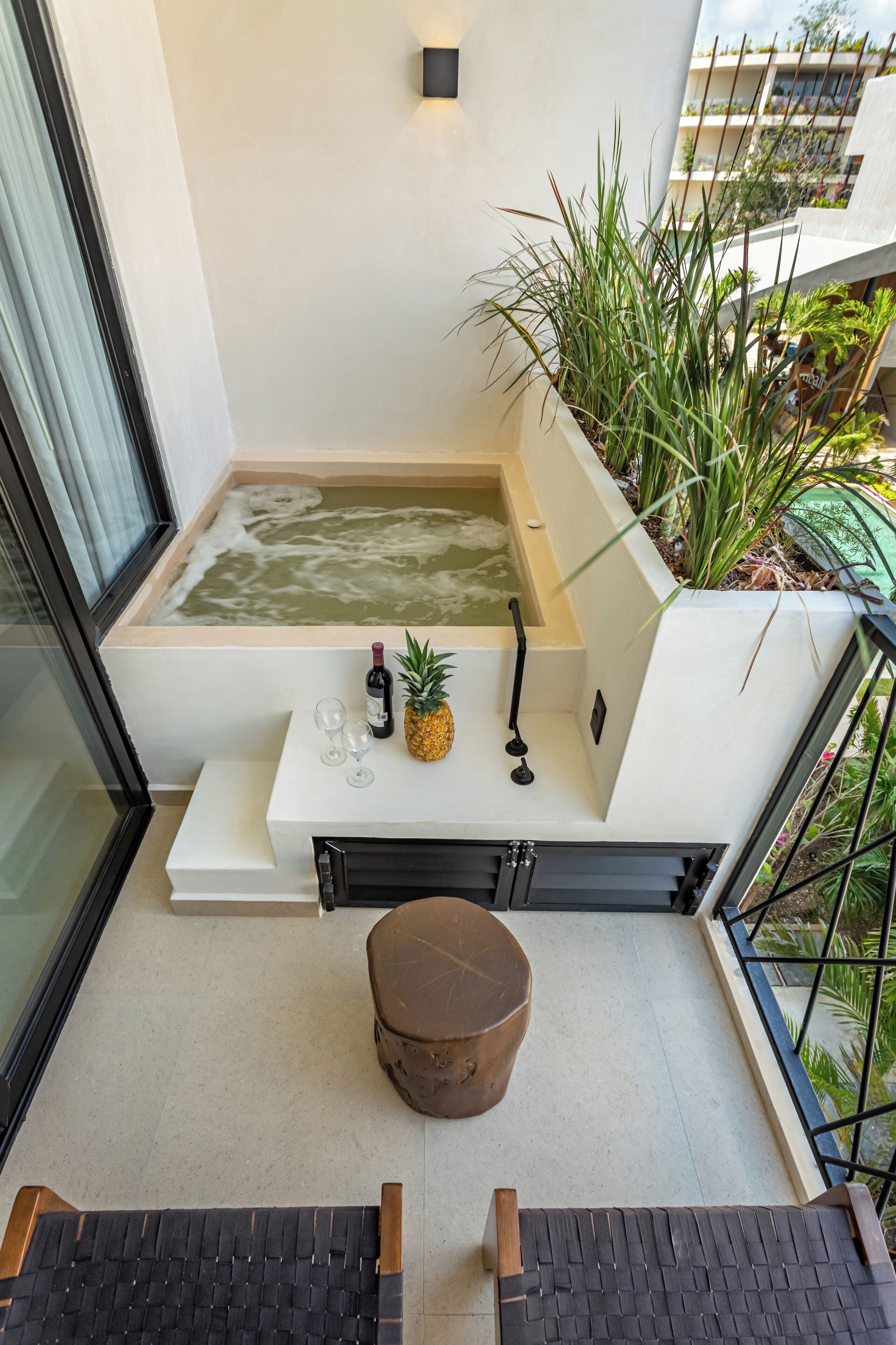 Departamento de lujo, vista a la alberca | Tina de hidromasaje al aire libre