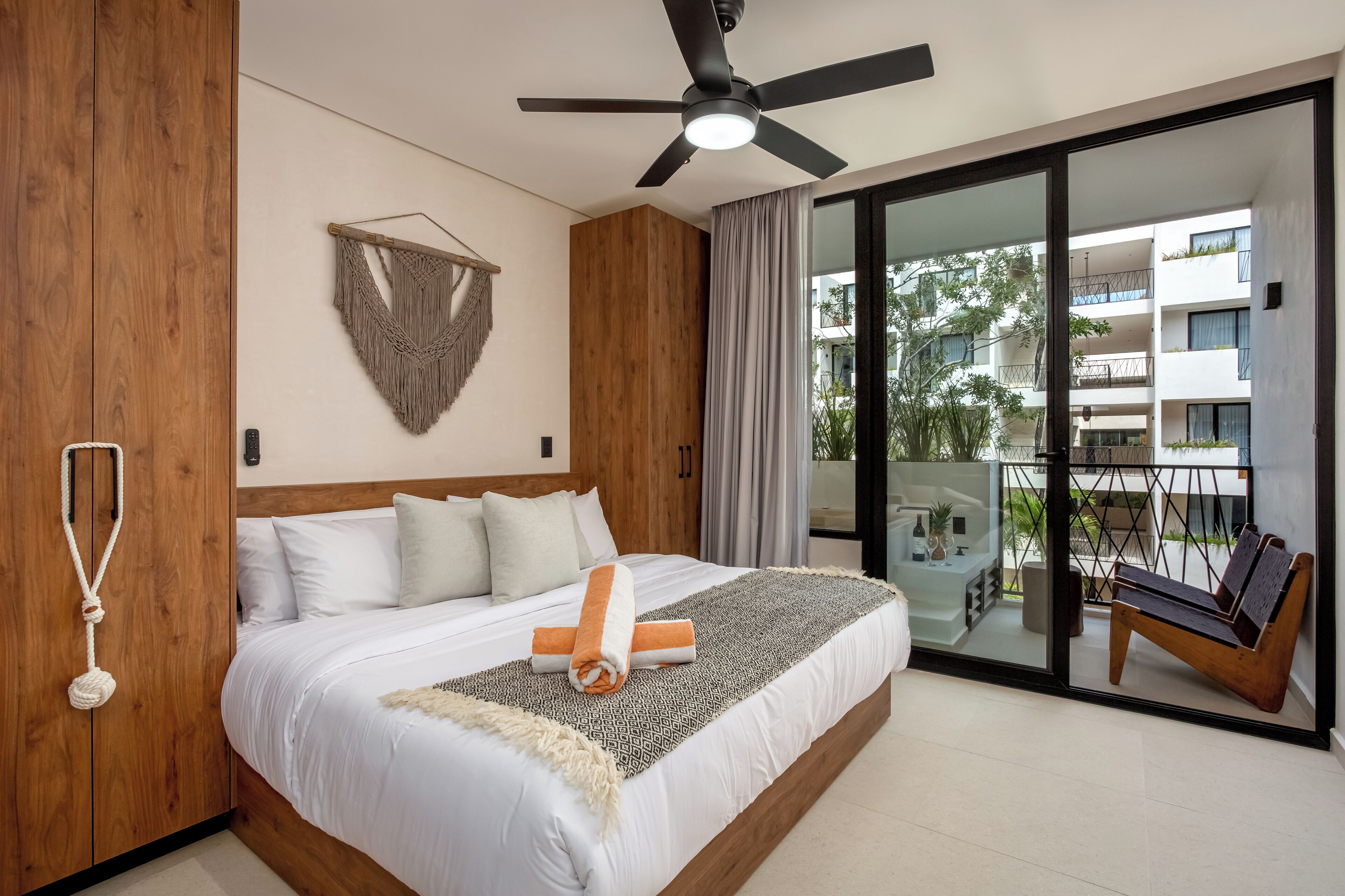 Caja de seguridad en la habitación y espacio para trabajar con laptop 