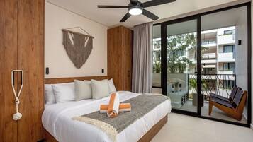 Caja de seguridad en la habitación y espacio para trabajar con laptop