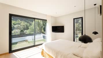 Tabla de planchar con plancha, wifi y ropa de cama