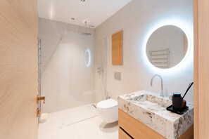 Séchoir à cheveux, serviettes fournies, savon, papier de toilette