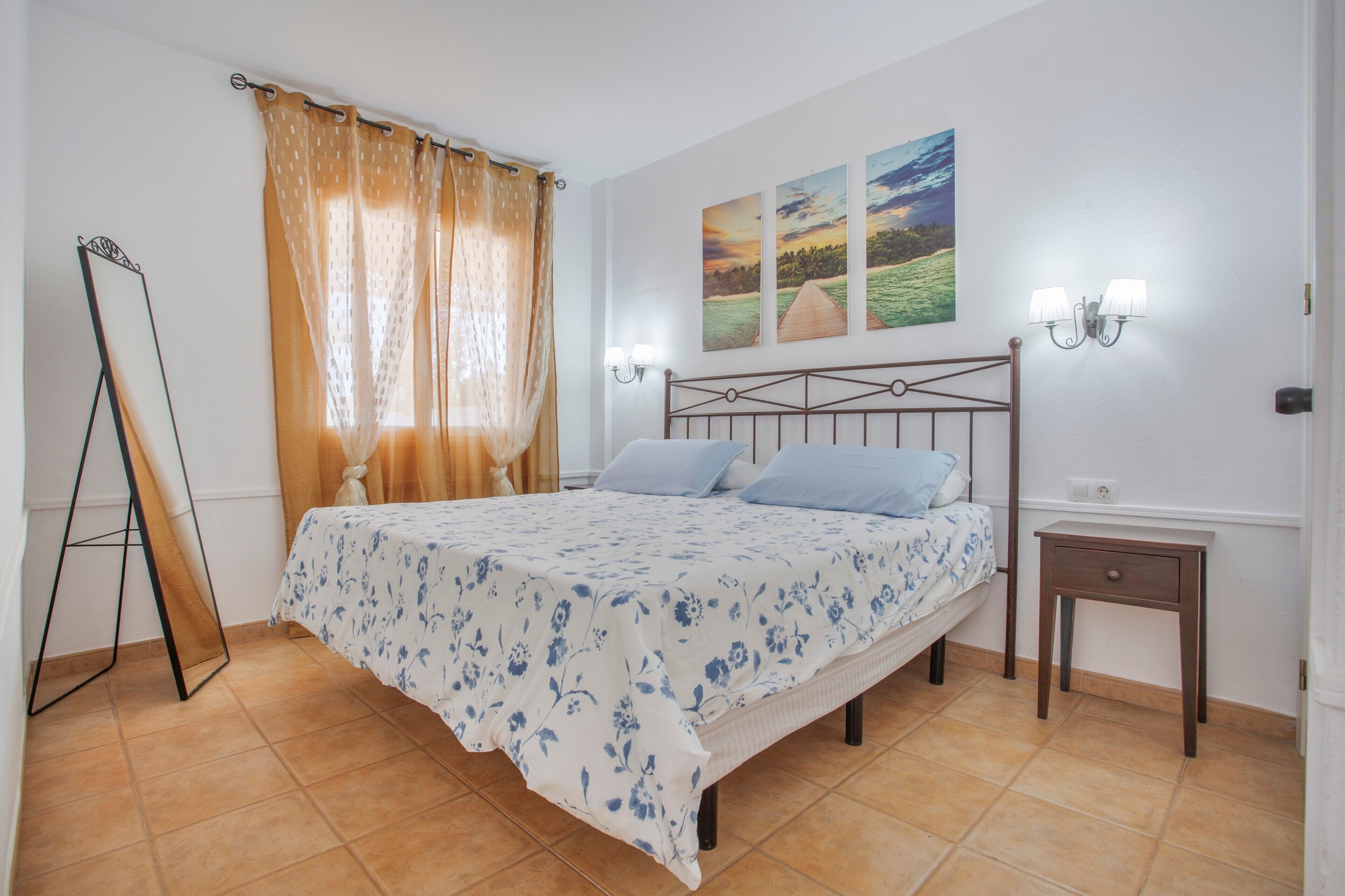 Iron/ironing board, WiFi, bed sheets