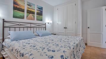 Iron/ironing board, WiFi, bed sheets