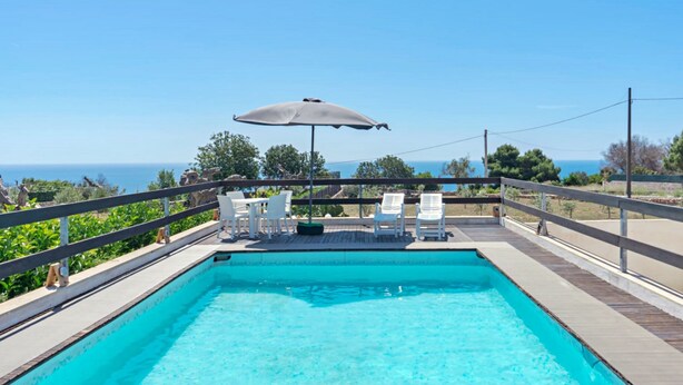 A rectangular pool with a wooden deck and white lounge chairs. - Villetta Murena - Con Piscina Privata E Vista Mare (Corsano)