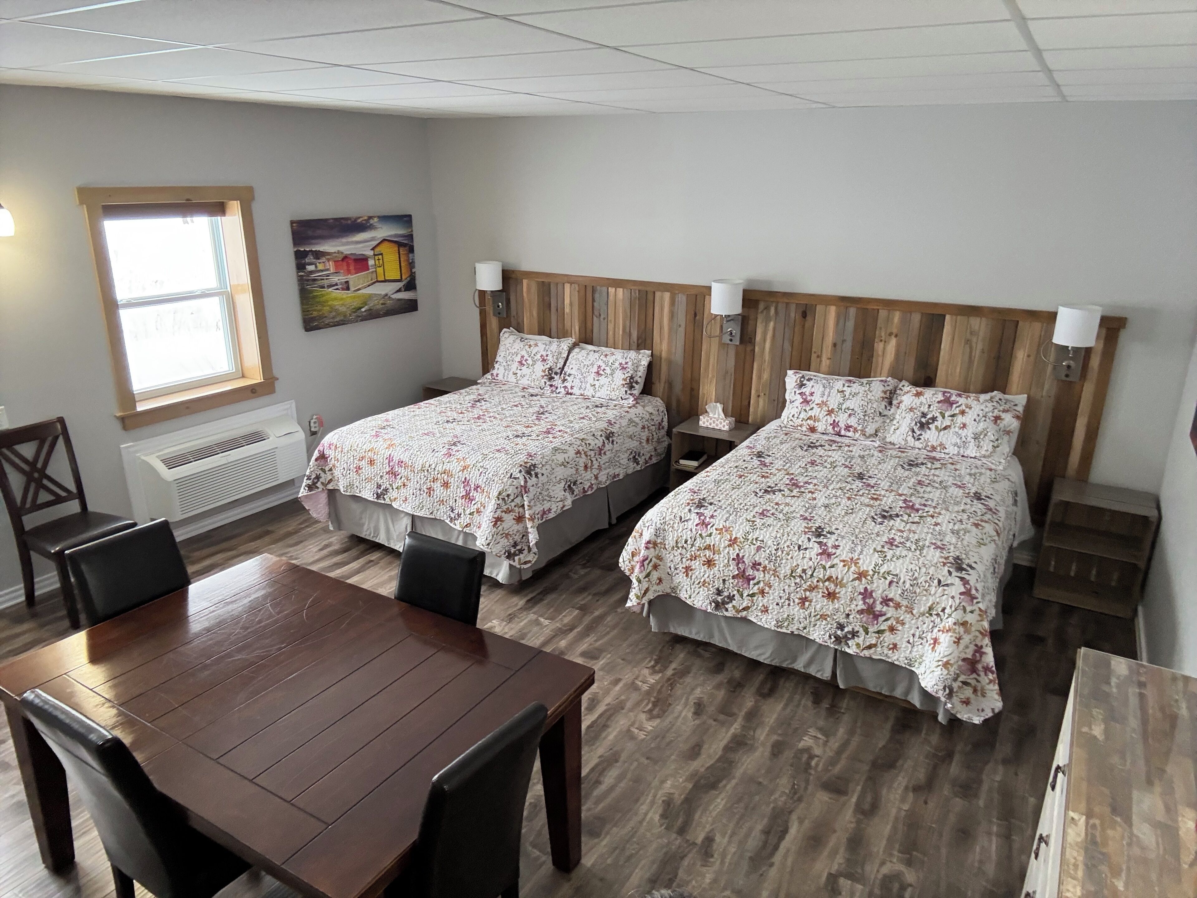 Kamar Double Comfort | Tirai kedap cahaya, setrika/meja setrika, dan Wi-Fi gratis