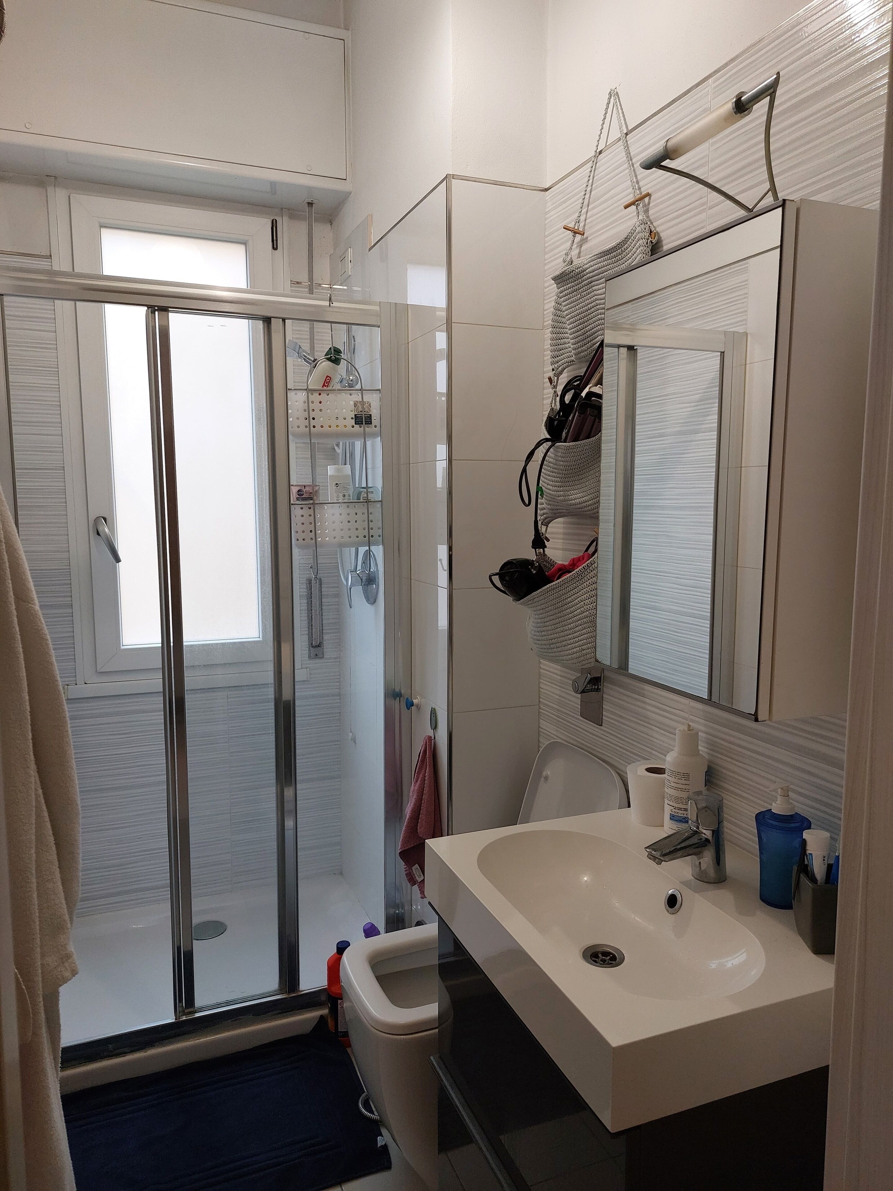 Douche, sèche-cheveux, bidet, serviettes fournies