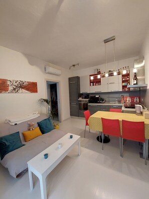Interior - Nice one-bedroom apartment 2 minutes from M1 and M4 subways and only 10 minutes from Citylife. (Milano)
