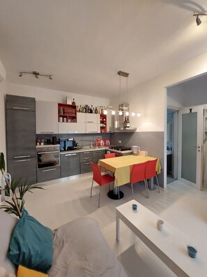 Interior - Nice one-bedroom apartment 2 minutes from M1 and M4 subways and only 10 minutes from Citylife. (Milano)