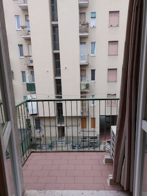 Interior - Nice one-bedroom apartment 2 minutes from M1 and M4 subways and only 10 minutes from Citylife. (Milano)