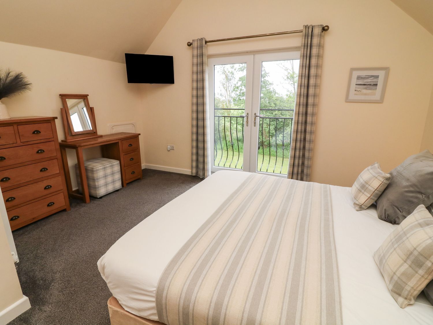 4 bedrooms, individually decorated, individually furnished