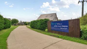 Un sendero que conduce a un edificio con un letrero que dice 'Welcome to James Ville Marina'.