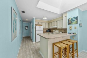 Fridge, microwave, oven, stovetop - 3BR In Shore Drive- Pelican's Landing 326- Pool (Myrtle Beach)
