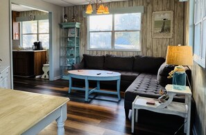 TV, books - Seagull`s n Turtle`s Beach House -pet friendly (Tybee Island)