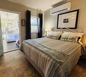 5 bedrooms, desk, WiFi - Seagull`s n Turtle`s Beach House -pet friendly (Tybee Island)