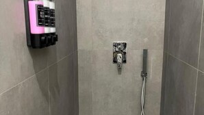 تجهيزات دش، مجففات شعر، مناشف، صابون