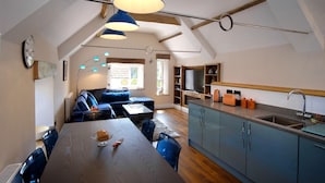 Een modern loft appartement met een eetgedeelte, keuken en woonruimte.