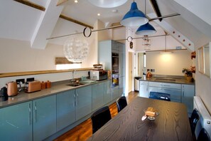 Fridge, microwave, oven, stovetop - Stylish architect-designed barn sleeping six near Exmoor (Minehead)
