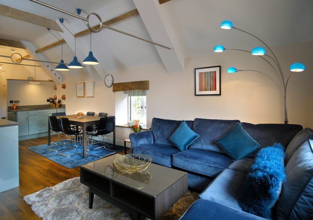 Älytelevisio, DVD-soitin, kirjoja, videokirjasto