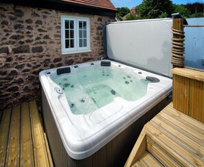 Outdoor spa tub - Stylish architect-designed barn sleeping six near Exmoor (Minehead)