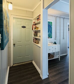 Interior - Turtle`s Beach House - 3 block to beach pet friendly (Tybee Island)