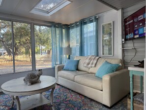 TV - Turtle`s Beach House - 3 block to beach pet friendly (Tybee Island)