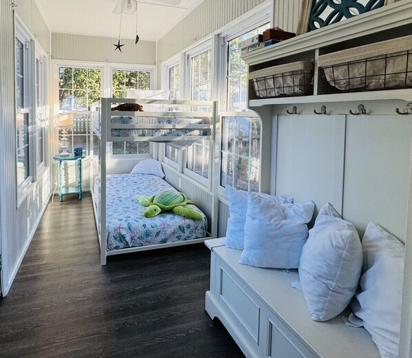 Desk, WiFi - Turtle`s Beach House - 3 block to beach pet friendly (Tybee Island)