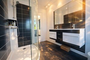 Dusche, Haartrockner, Handtücher