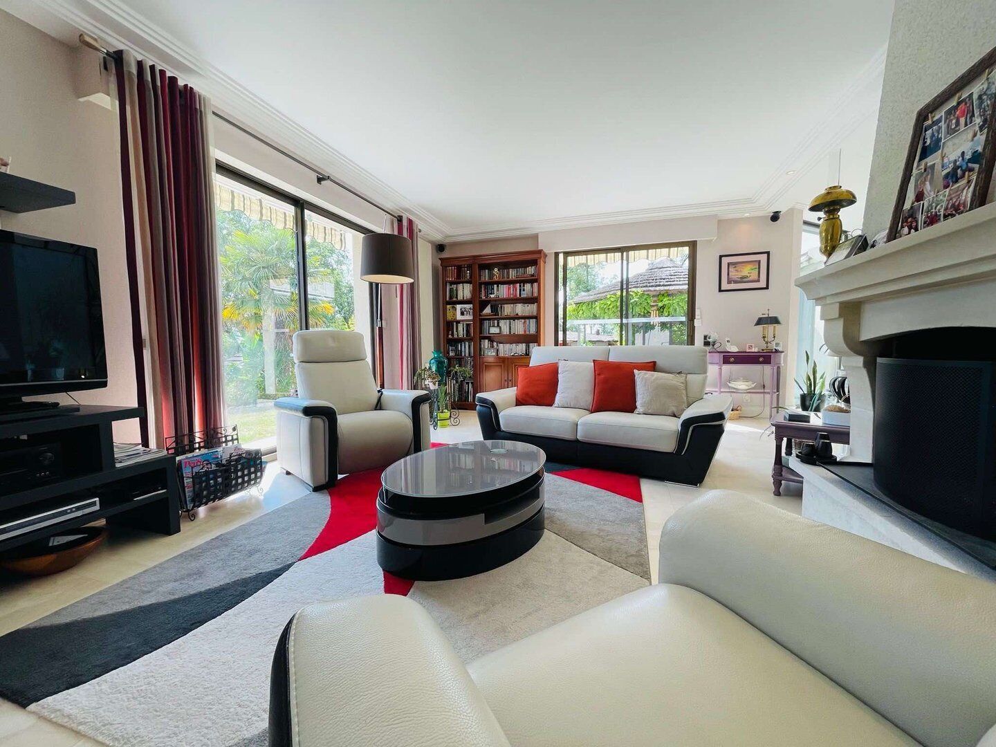 Télévision, cheminée, livres