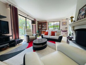 Televisio, takka, kirjoja