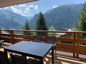 Outdoor dining - Apartment 'Flambeaux Le 12' with Mountain View, Balcony and Wi-Fi (Châtel)