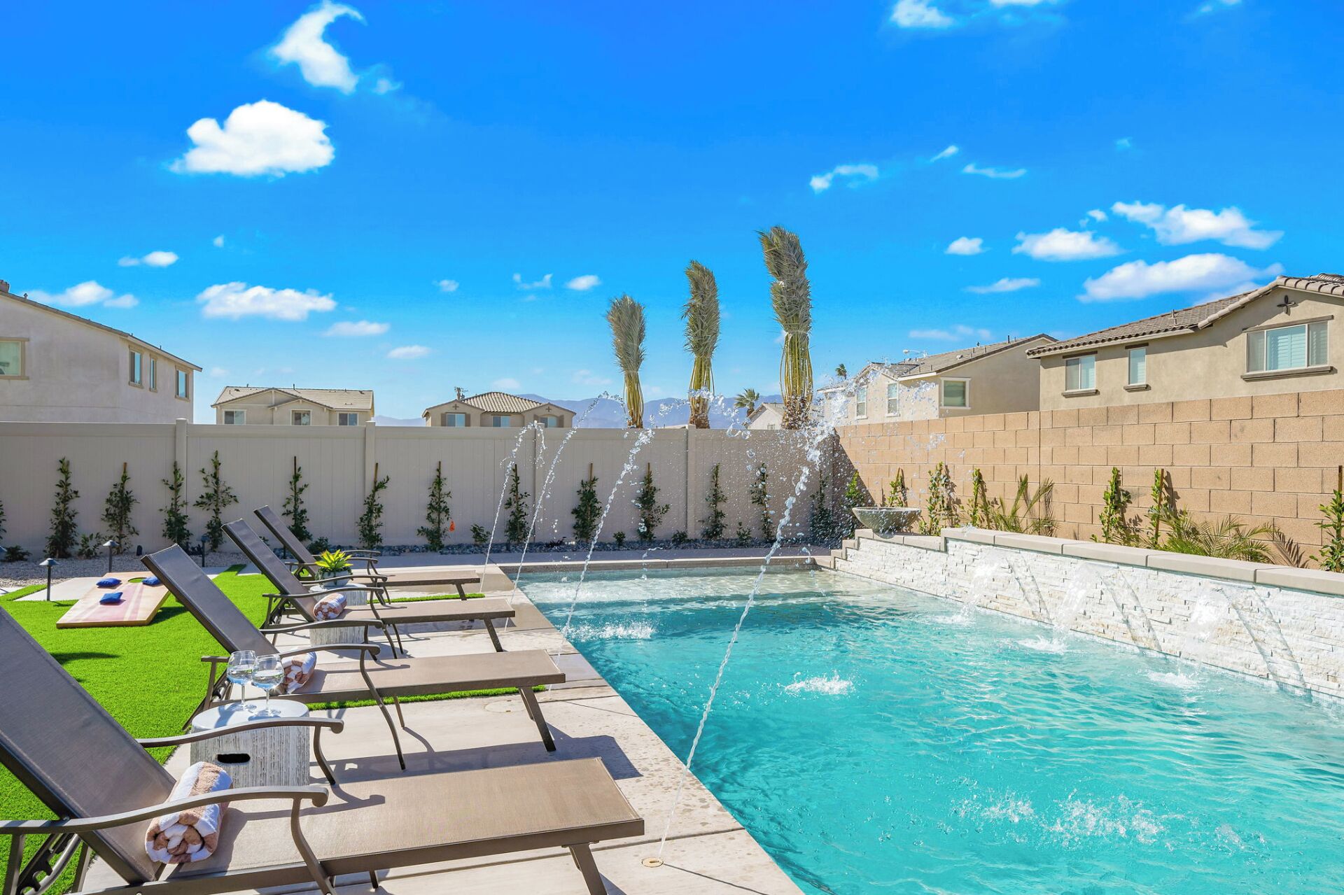 Una piscina al aire libre, una piscina climatizada