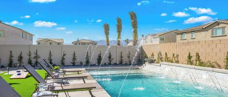 Una piscina al aire libre, una piscina climatizada