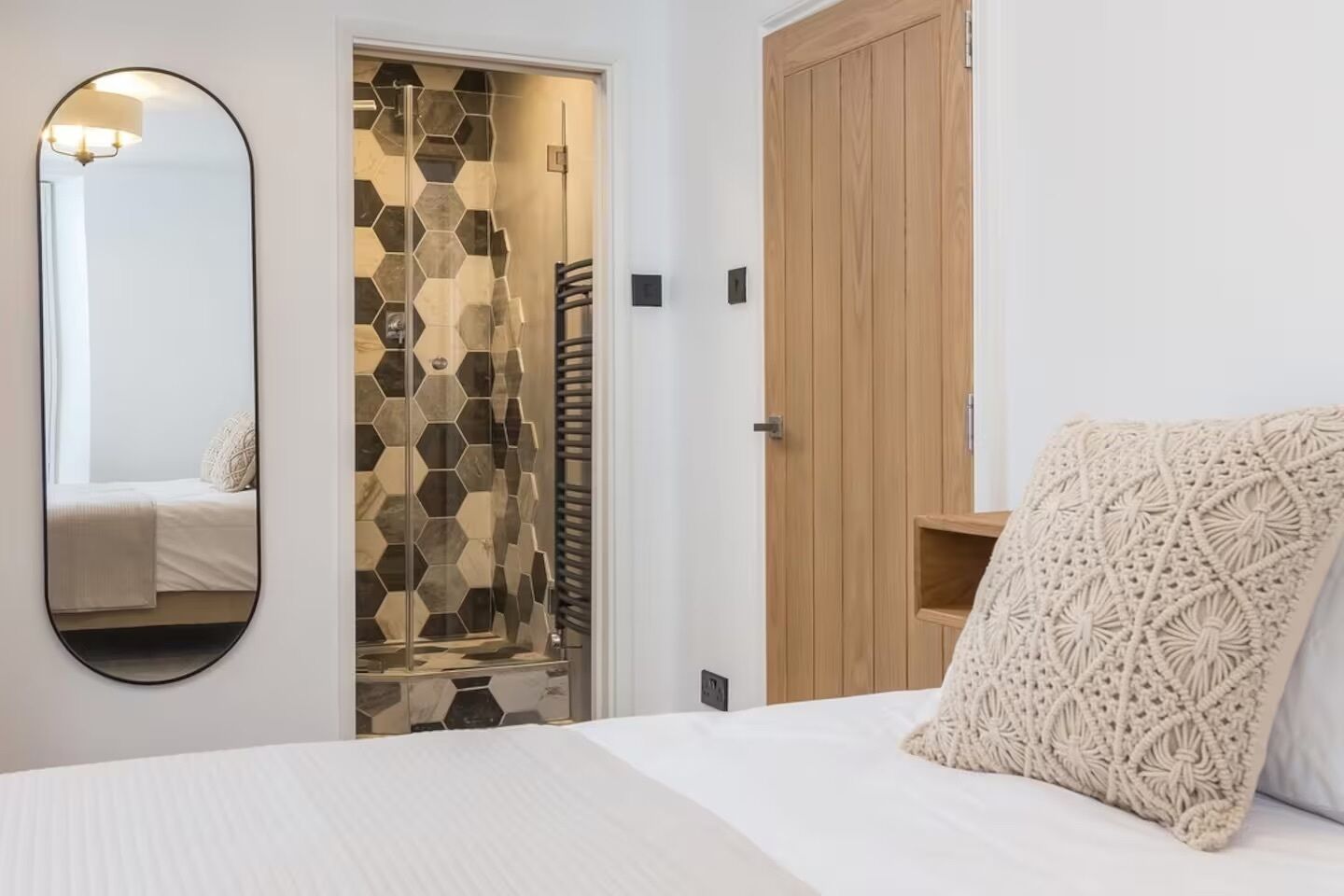 Silitysrauta/-lauta, Wi-Fi, vuodevaatteet