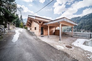 Exterior - Chalet 'Louise' with Mountain View, Private Terrace and Wi-Fi (Châtel)