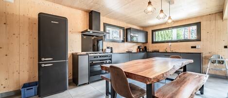 Jääkaappi, mikroaaltouuni, uuni, liesi