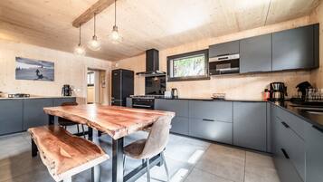 Een koelkast, een magnetron, een oven, een kookplaat