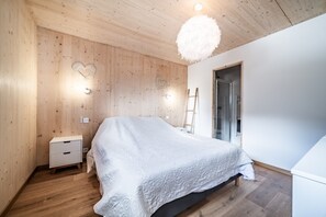 4 bedrooms, WiFi, bed sheets - Chalet 'Louise' with Mountain View, Private Terrace and Wi-Fi (Châtel)